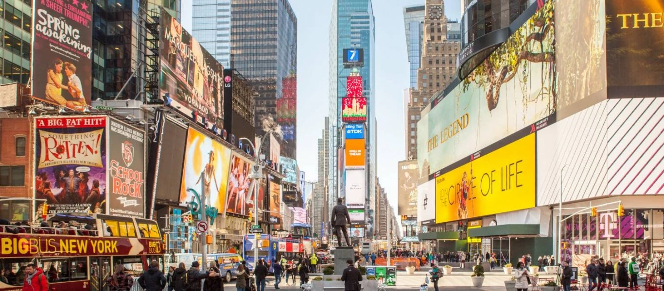 Νέα Υόρκη: Νοσοκόμα ποζάρει γuμνή στην Times Square για να... διώξει το στρες (φωτο)